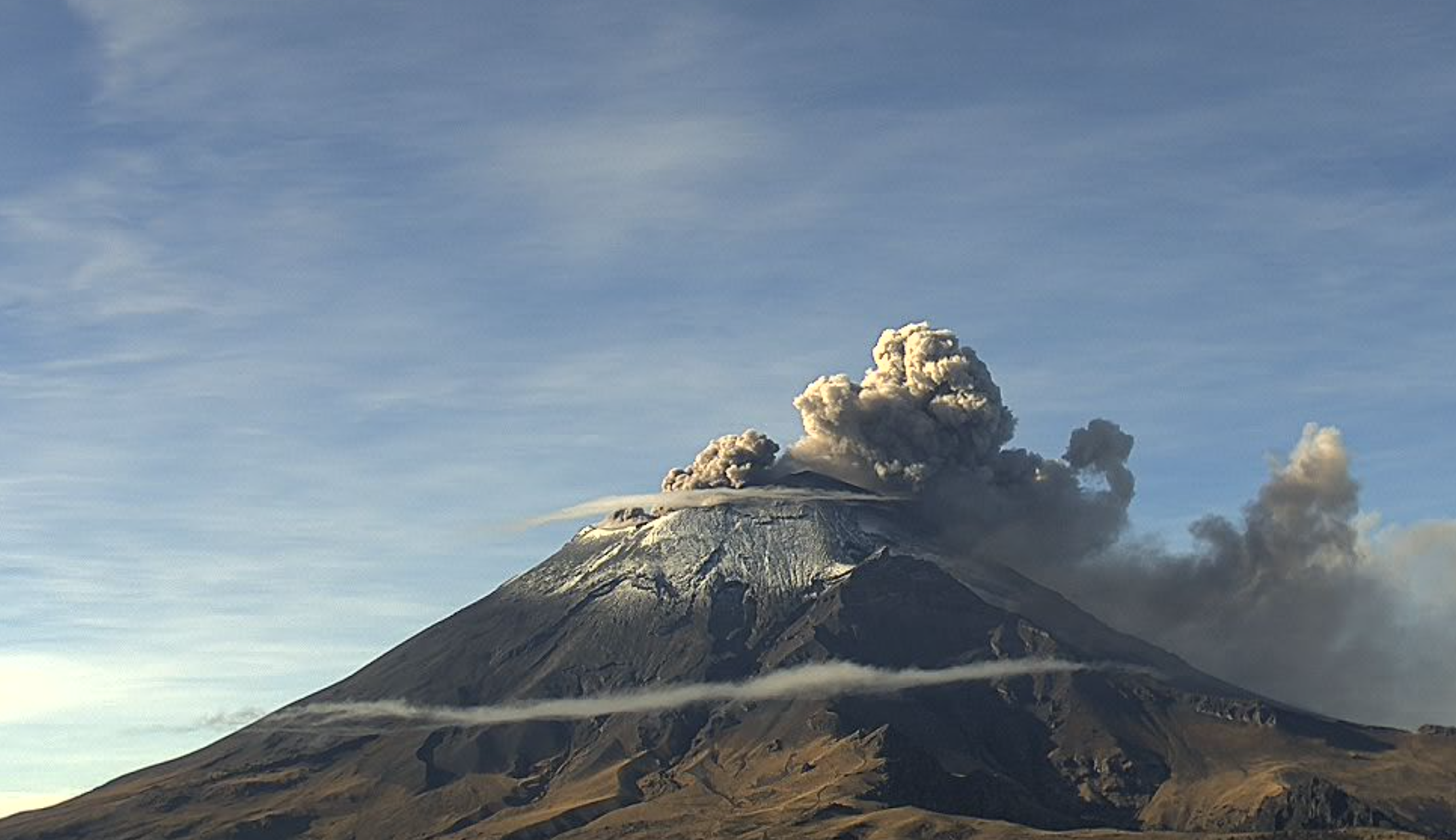 Suspenden vuelos en Puebla por ceniza del volcán Popocatépetl